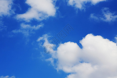 一片蓝色多云的天空图片