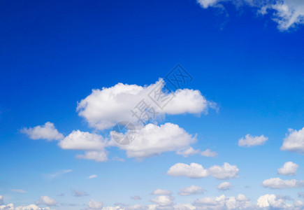 蓝色多云的夏日天空图片