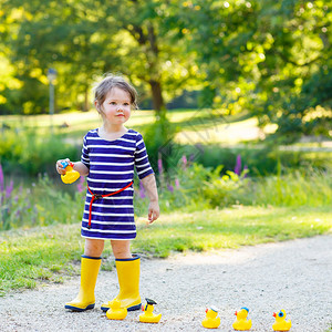 可爱的小孩穿着雨靴图片