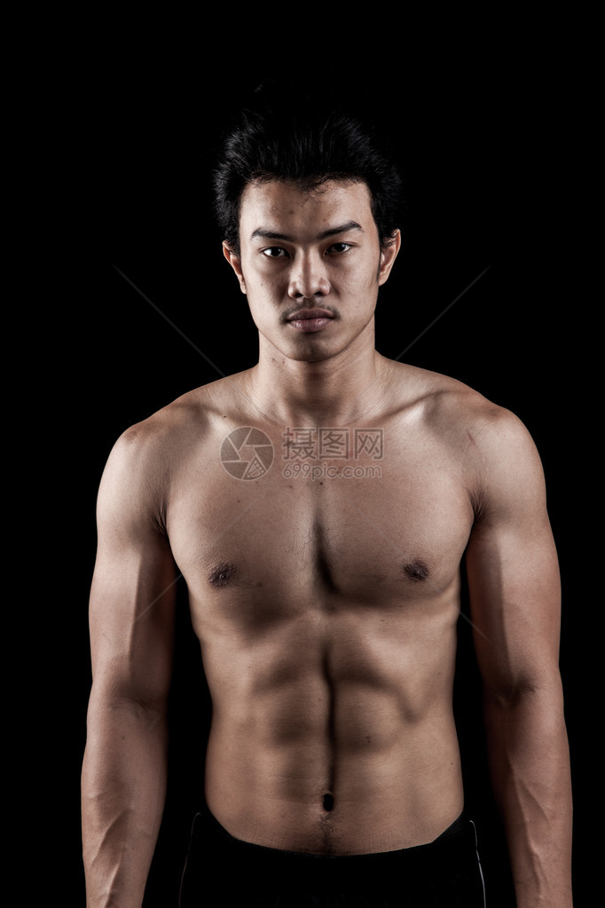 肌肉亚洲人用暗背景展图片