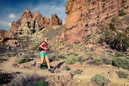 美女跑步者在大自然中在户外慢跑和锻炼图片