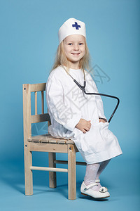 小搞笑女孩扮演护士的照片图片