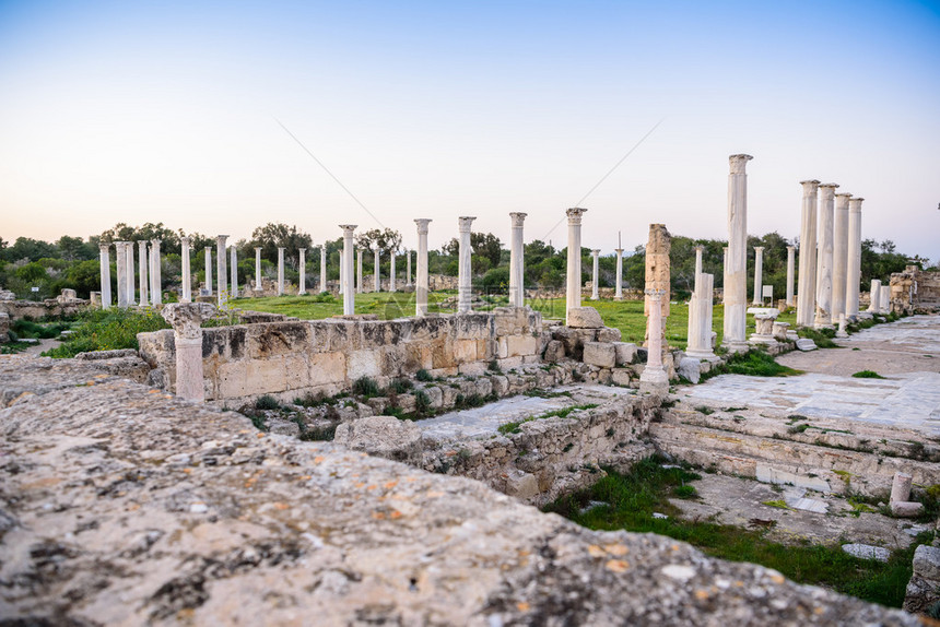 古老的萨拉米斯市位于图片