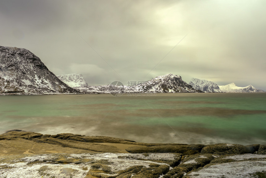 冬天黄昏时在挪威洛福滕群图片
