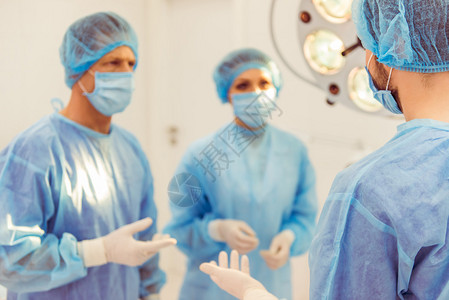队外科医生在手术前正在咨询图片