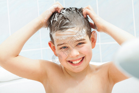 浴缸里的水能洗头发的孩子图片