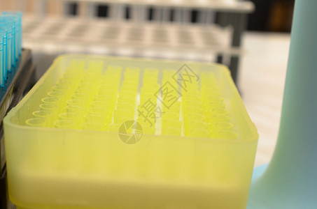 蓝色黄色和透明玻璃的生化管实验室单图片