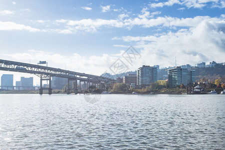 与波特兰市风景和天线相隔的宁静水图片