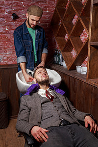 清洁头理发店清洁头理发店理发师洗头客户理发图片