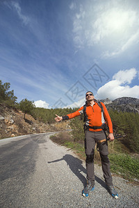 一个在旅行路上图片