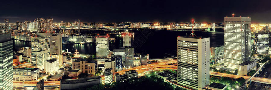 东京城市摩天大楼天线屋顶的景色在图片