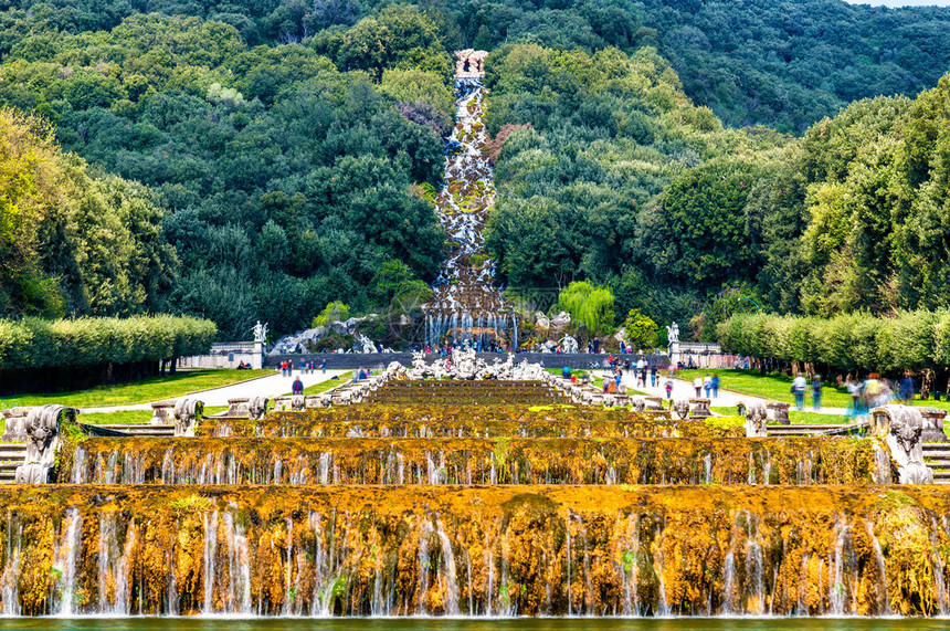 意大利卡塞塔宫沿瀑布的数公里长廊图片