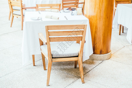 餐厅的空桌椅和餐桌布局图片