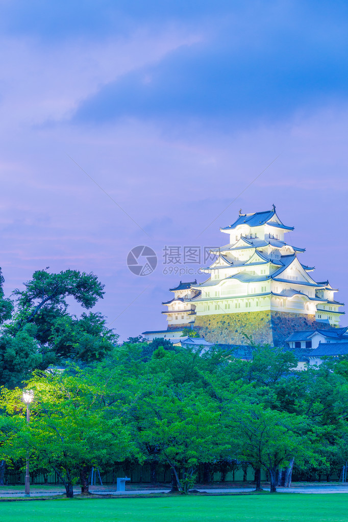 在日本喜济附近公园用深紫色天空和浅地树木在日落晚夕照亮了冰地Jo城堡图片