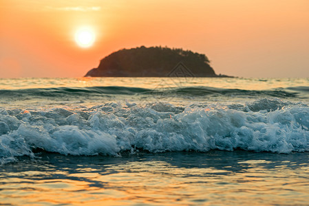 泰国普吉岛的海上日落图片