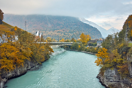 瑞士沃州罗昂河的秋季风图片