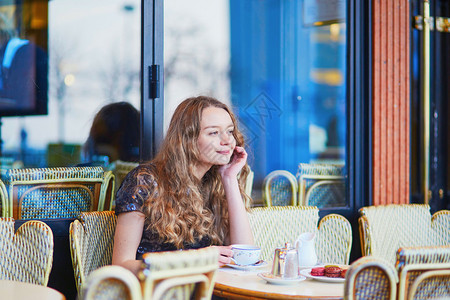 咖啡馆的美丽的巴黎女图片