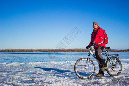 在结冰的河流上骑自行车的旅程图片