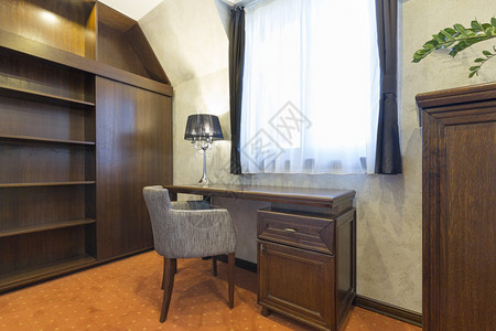古典风格酒店房间的内部图片