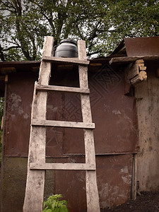 自制梯子到乌克兰村庄的房子图片