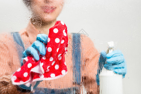 手带橡胶手套清洁窗带海绵和清洁剂图片