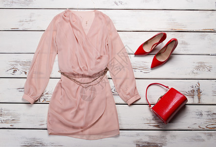 红色高跟鞋搭配桃色连衣裙展示柜上的连衣裙和高跟鞋夏季女晚礼服背景图片