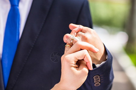 男人和女人带着结婚戒指的照片图片