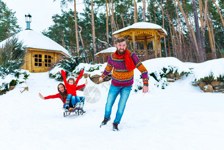 家庭在雪上享受图片