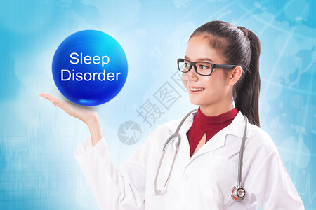 持有蓝晶球和睡眠障碍症状的女医生图片