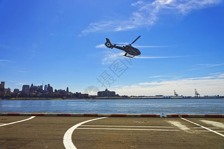 黑色直升机从美国纽约曼哈顿下城的直升机停坪飞过图片