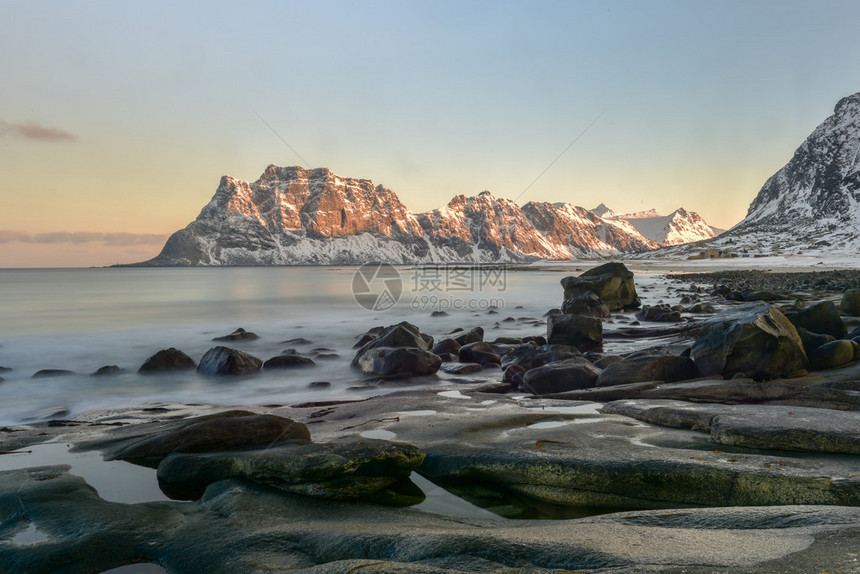 冬天在挪威洛福顿群岛乌塔克列图片