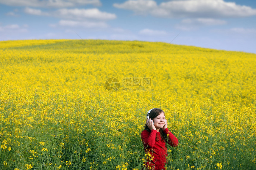 快乐的小女孩在黄图片