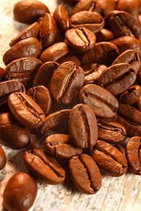 老桌子上的哥伦比亚咖啡豆背景图片