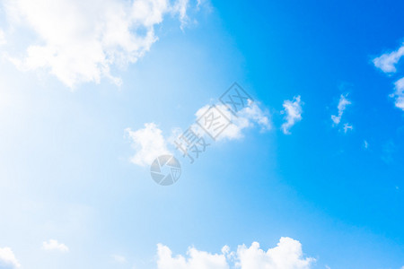 蓝色天空背景的美丽的白云促进彩色图片