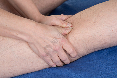 物理治疗师给腿部按摩的特写图片