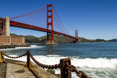 金门大桥旧金山加州金门大桥从堡点历史古迹阳光明日早晨沿水边有生图片
