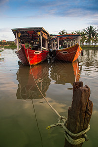 越南下龙湾的旅游帆船图片