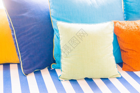 室内客厅沙发装饰上美丽的豪华枕头图片