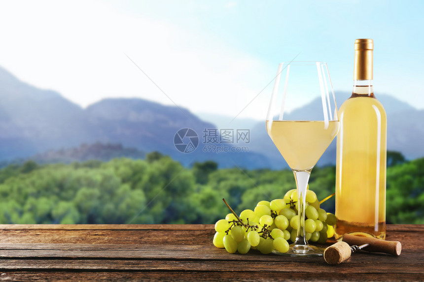 与白酒和一帮葡萄在自然背景图片