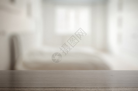 卧室里的棕色木桌背景图片