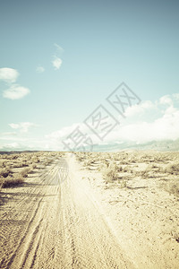加利福尼亚高沙漠的土路蓝天图片