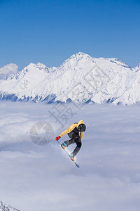 雪地骑手在雪山上跳跃极强的图片