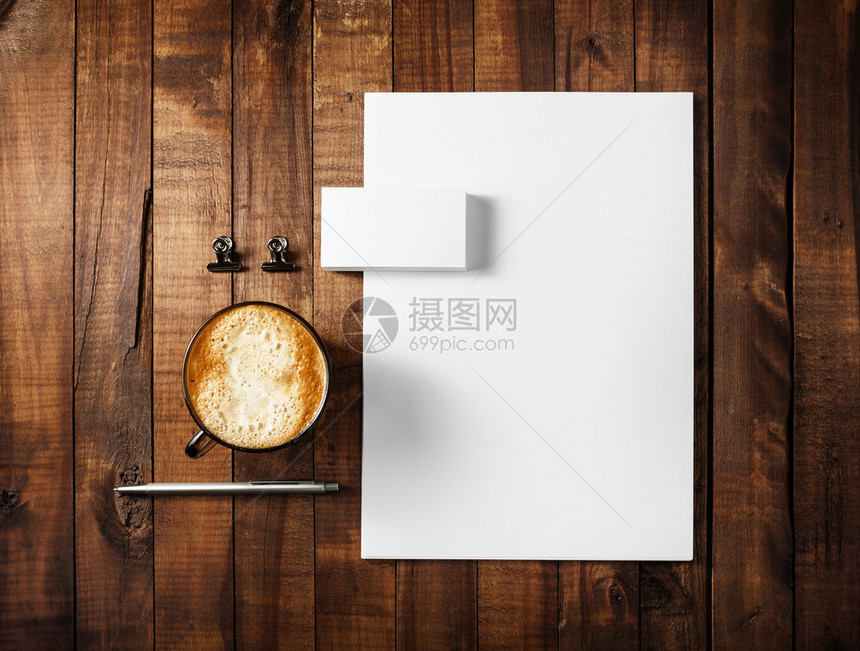 木制表格背景上的空白品牌身份集公司身份模板设计演示和组合的版面设计工具单图片
