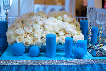 蓝色花朵和蜡烛风格的婚礼装饰图片