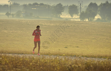 适合年轻女士穿着红色夏季运动服跑步图片