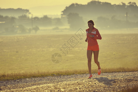 适合年轻女士穿着红色夏季运动服跑步图片