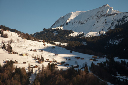 瑞士因特拉肯附近的小村落和惊图片
