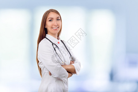 在蓝色诊所背景的内科医生女人图片