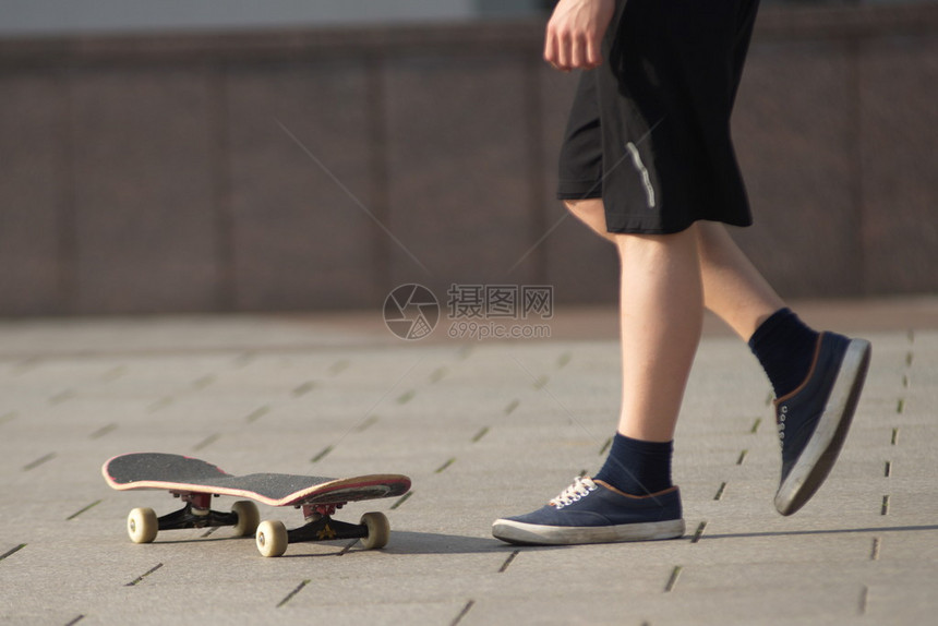 在街上滑板上的特技表演S图片