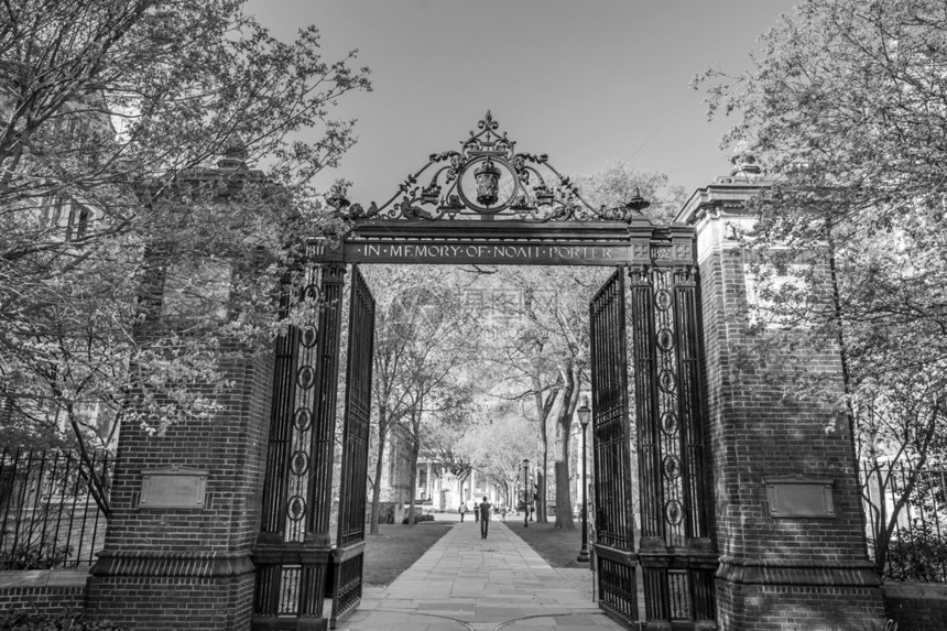 耶鲁大学门位于美国首都新黑文图片